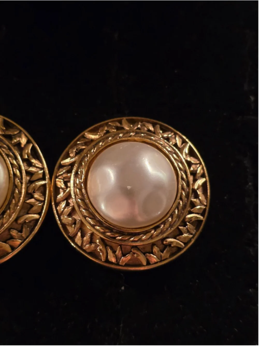 RARE 1980s Chanel Pearl Woven Gold Clip Earrings - Signed France - Picture 5 of 8